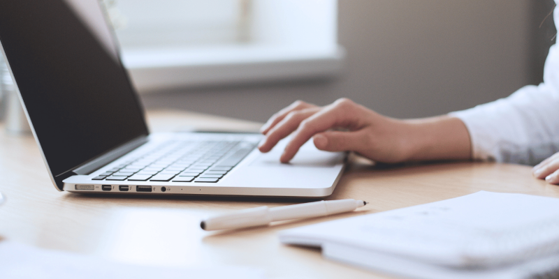 Laptop egy asztal tetején